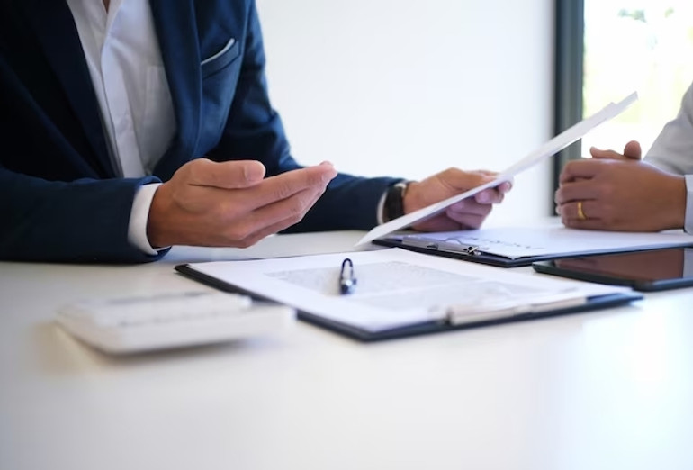 gerente-de-vendas-que-fornece-documento-de-formulario-de-pedido-de-assessoria-considerando