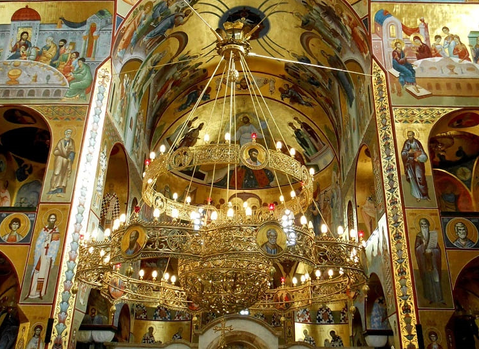 Підйомний механізм підіймає і опускає люстру-панікадило в храмі