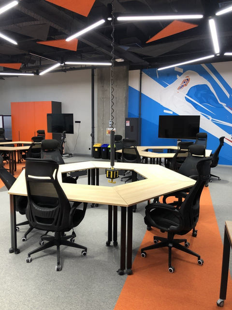 Компактний Підйомний прилад опускає і підіймає блок розеток в офісі