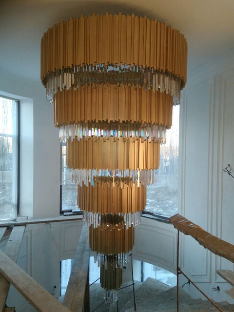 Підйомний пристрій опускає люстру, яка знаходиться у сходовому отворі