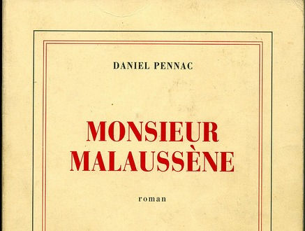 Monsieur Malaussène, personaggio celeberrimo di Daniel Pennac, è pagato per fare il capro espiatorio