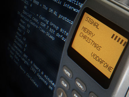 Ein altes Gerät mit der ersten SMS der Welt: "Merry Christmas"
