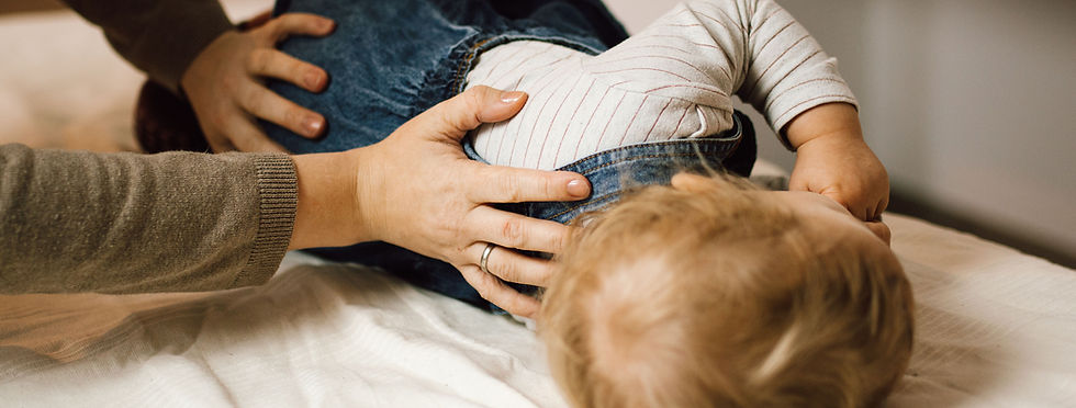 Behandlungsszene: Cranio-Sacrale Körperarbeit mit Baby in entspannter Seitenlage