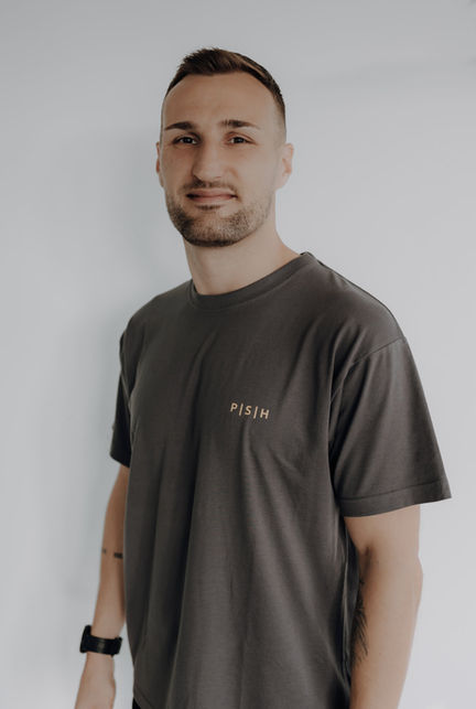 Mann in grauem T-Shirt, PSH Physiotherapie