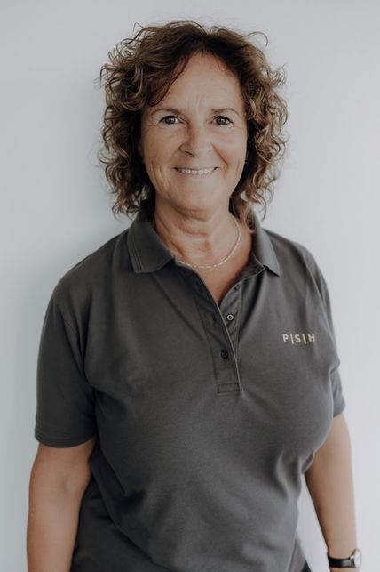 Lächelnde Physiotherapeutin in Polo-Shirt