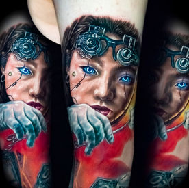 Farbiges Realistic Tattoo mit Frauengesicht