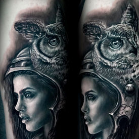 Portrait mit Eule in Black & Grey Realistic Tattoo