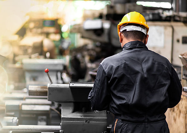 Soldador concentrado, executando o seu trabalho.