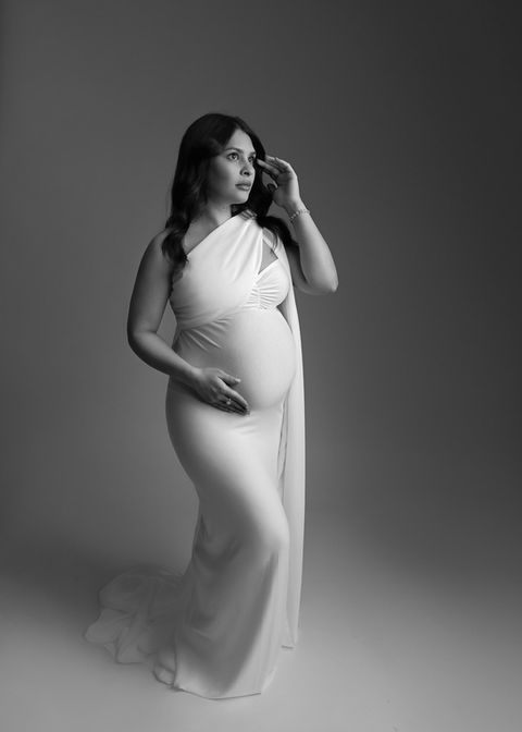 Gorgeous black and white portrait of a pregnant mum-to-be showing her perfect pregnancy bump by Christchurch maternity, newborn and baby photographer Kirsten Naomi Photography