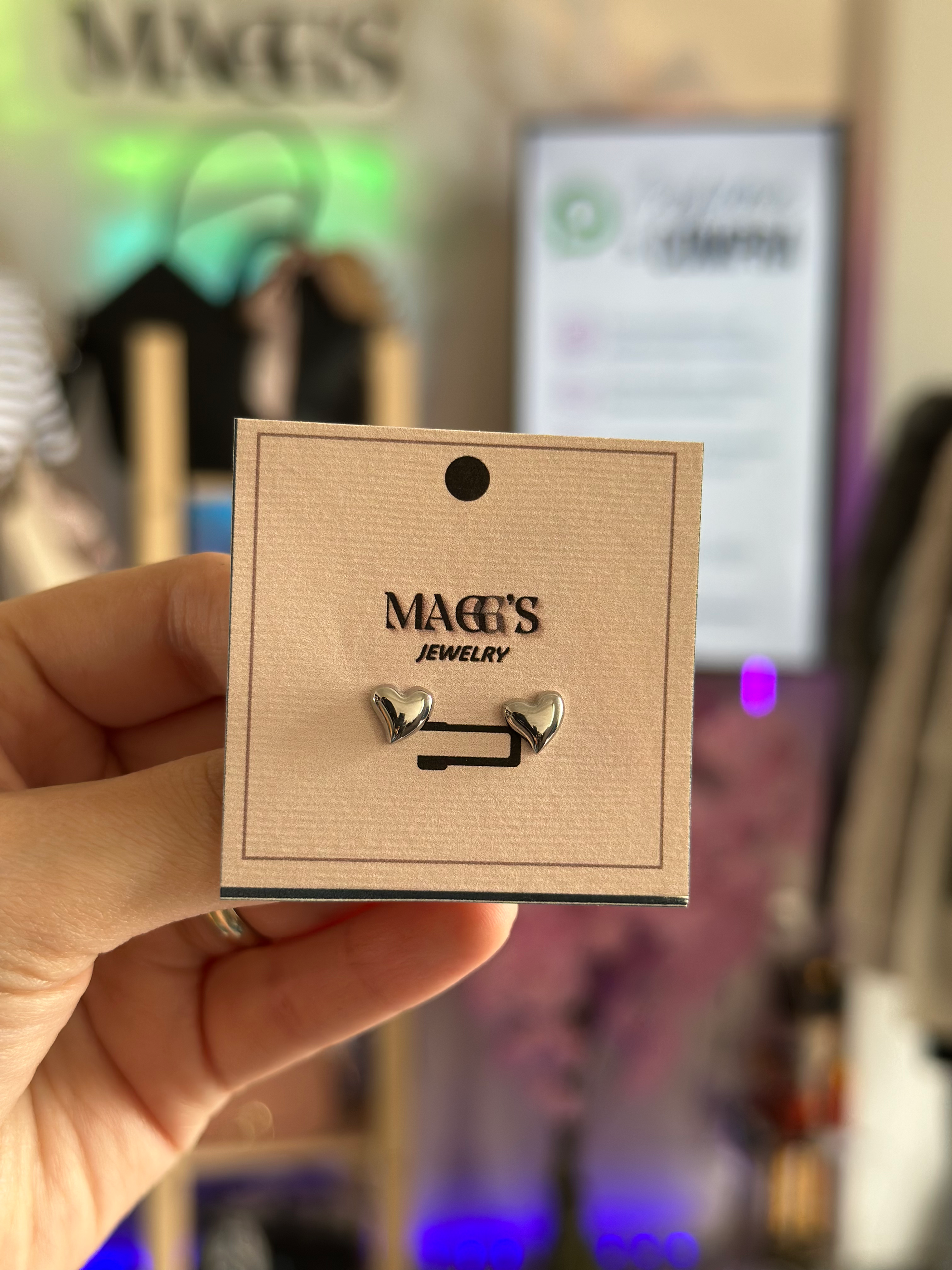 Aretes en forma de corazon plateados