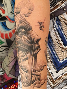 Tatouage de l'animé "l'attaque des titans" (snk / aot), représentant le combat d'Eren contre le titan colossal ! Tatoueur à Quissac (30260) Pop culture, aot, snk, manga, réaliste , dotwork