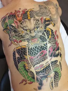Tatouage Traditionnel Japonais d'un dragon en couleur sur le dos. Réalisé par Patrick Lambert, Tatoueur sur Quissac (30)