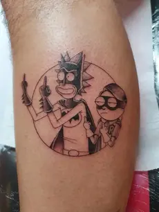 Tatouage Rick et Morty stylisé en Batman et Robine !  Un tatouage à l'encre noir, des lignes fines, une parodie made in L'ink Tattoo Quissac, tatoueur dans le Gard (30)