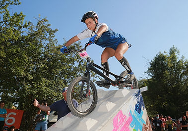 Démonstration de VTT trial avec franchissement d'obstacles lors de l'Urban Festival à Albi