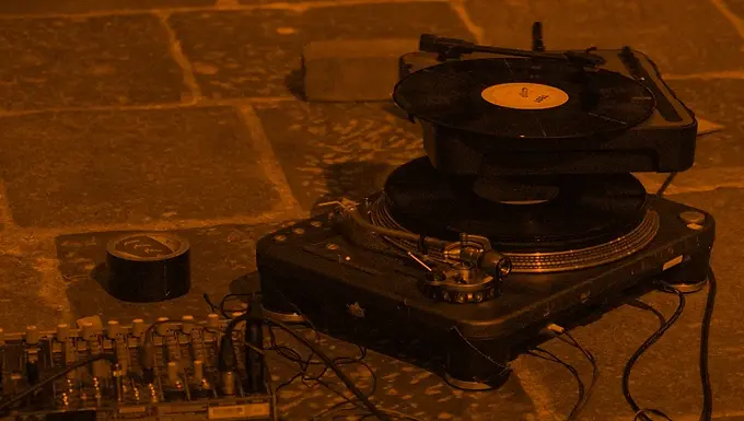 7 HaĂŻkus pour un tourne-disque de Yann Leguay â performance sonore au Frigo Ă Albi