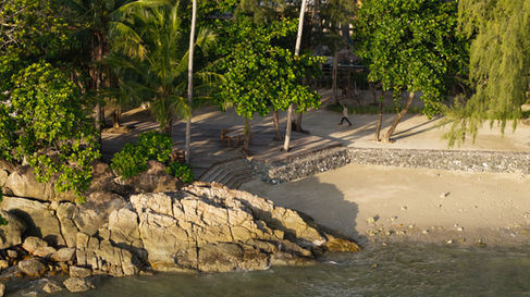 Natural beachfront with native vegetation at Dinso Resort & Villas Ko Chang.