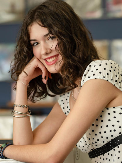 Jen Welker Photography senior portrait of a smiling girl.