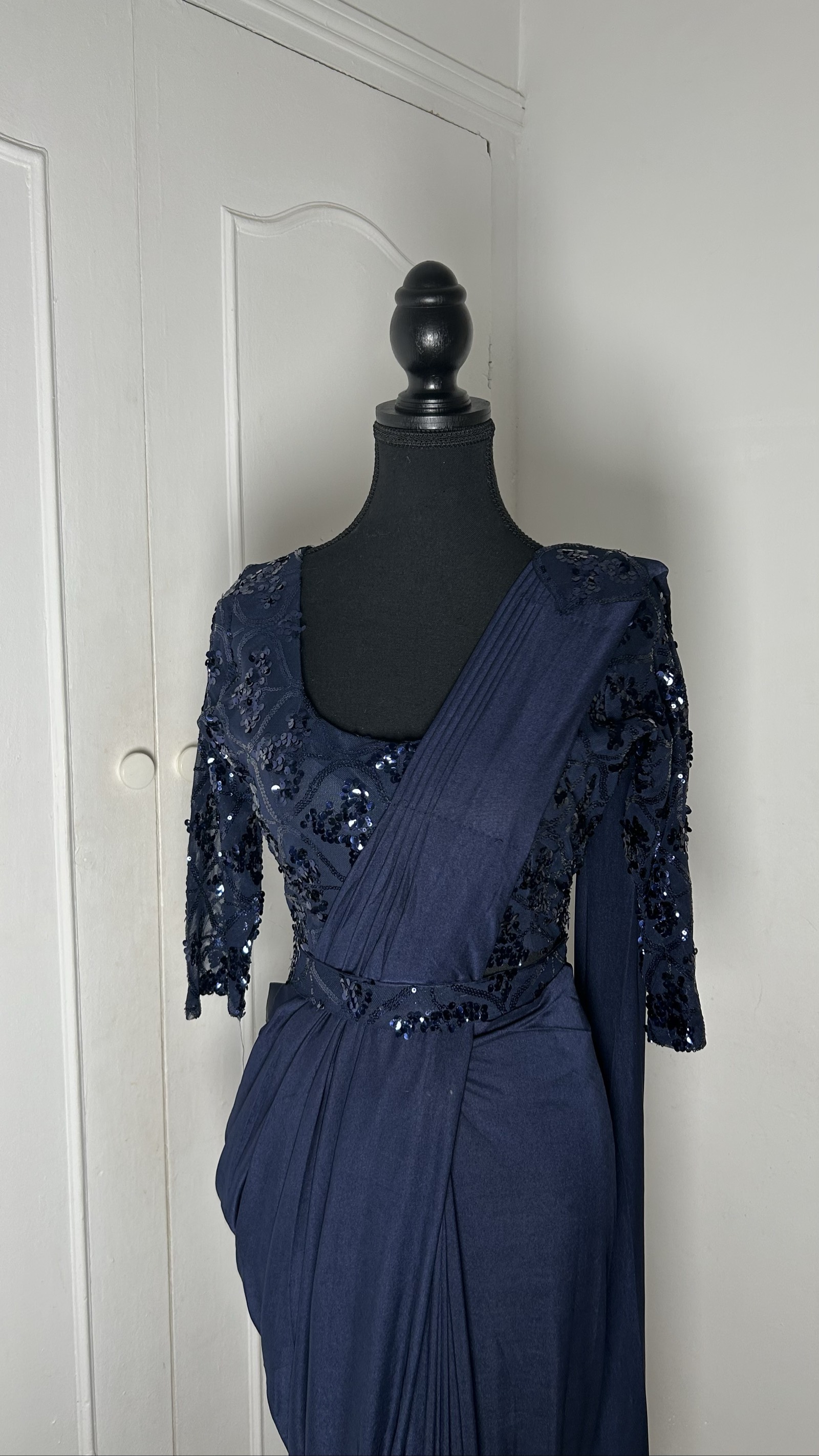 Sari prêt-à-porter bleu marine à sequins