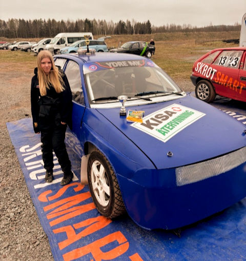 Tjej bredvid Folkracebil
