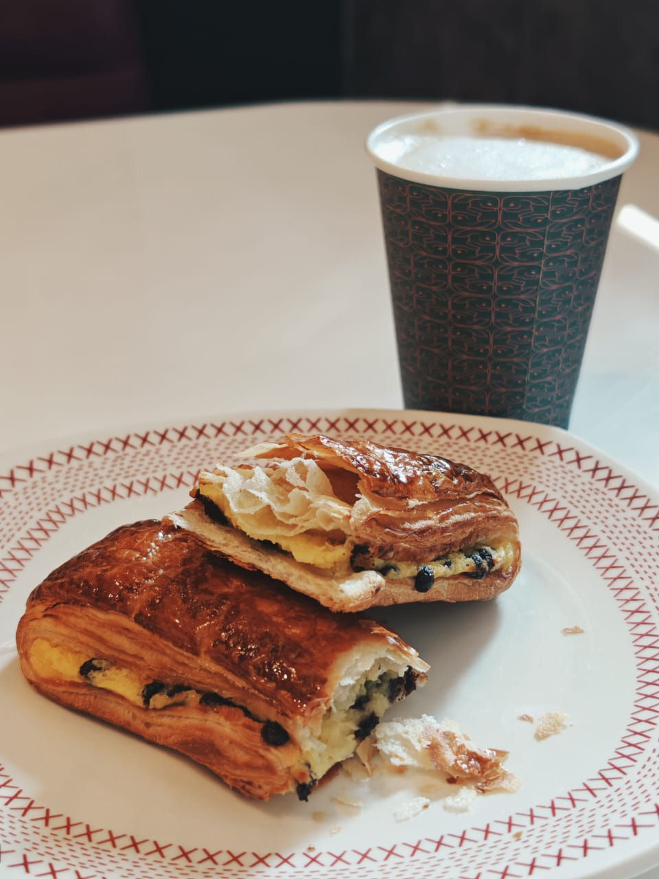 Ven a Petite Folie por tu promo de pepito y café por $95.