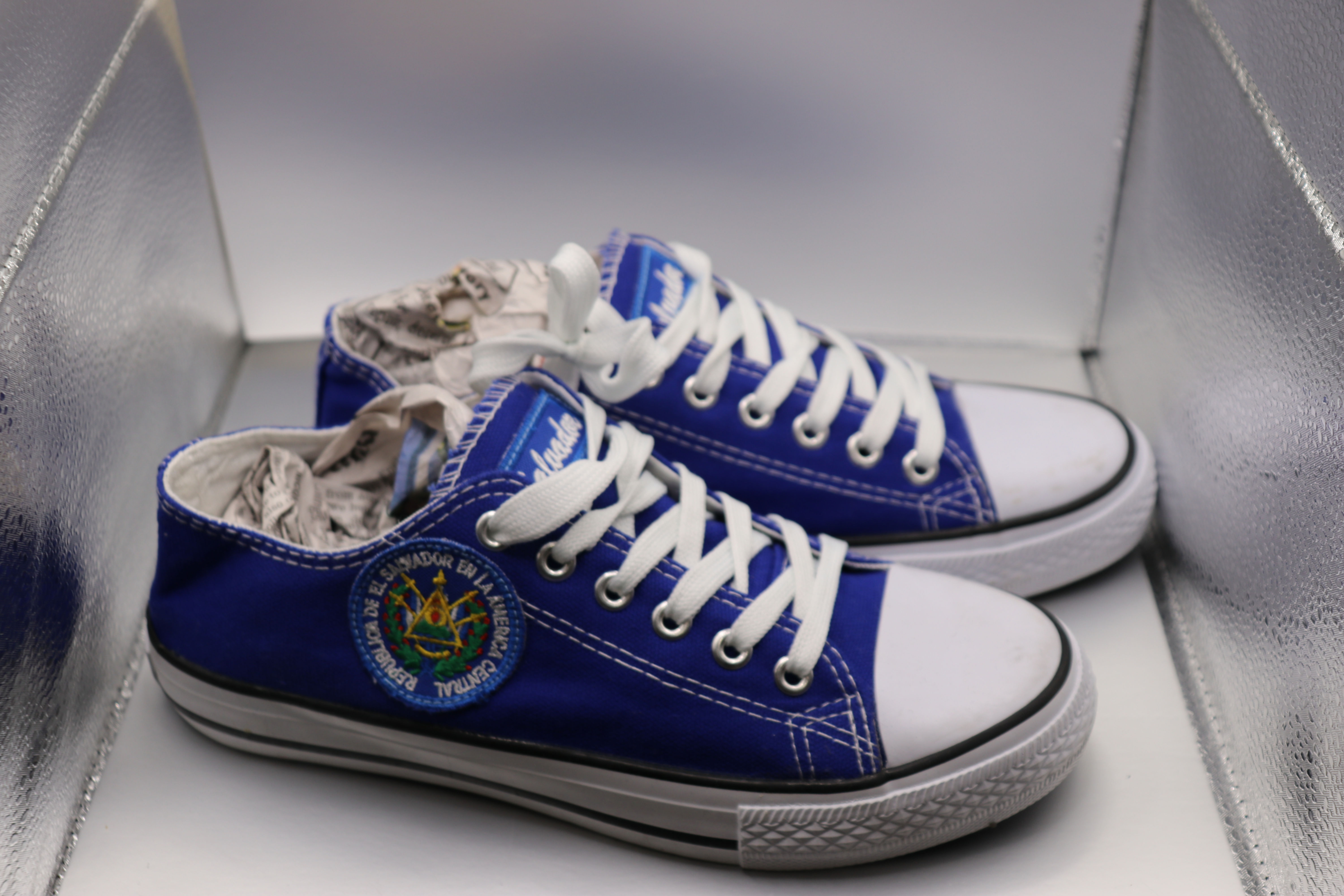 Tenis El Salvador – Diseño con Escudo Nacional