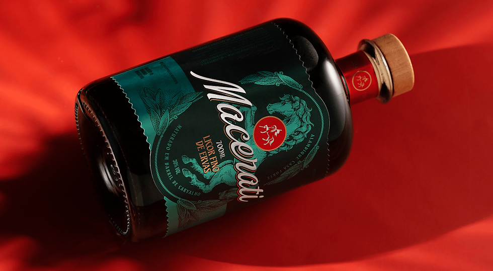 Garrafa de licor Macerati de ervas com rótulo em verde e preto, criado pela Pictom Design