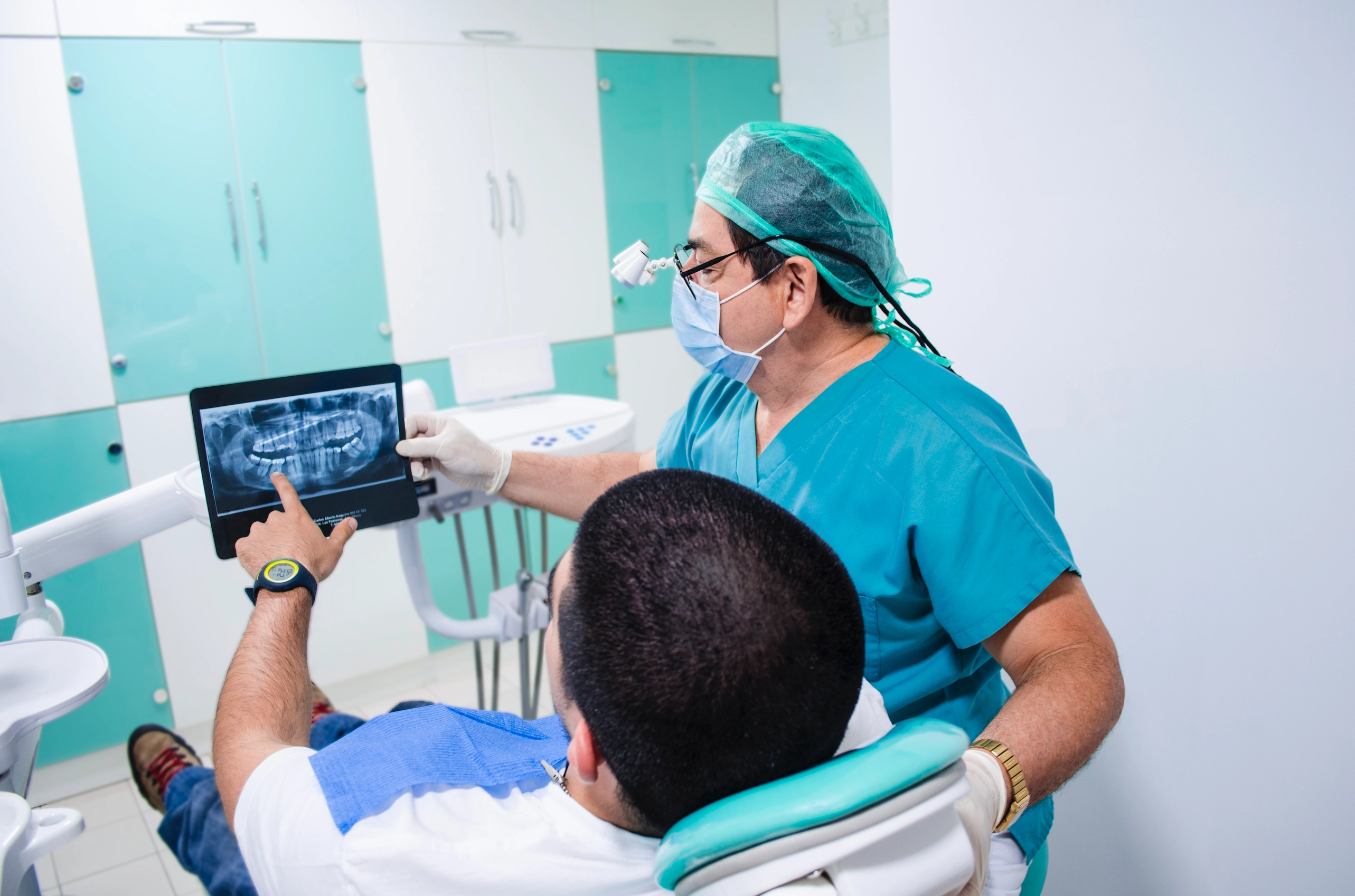 Dr. González evaluado una radiografía panorámica con el paciente.
