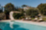 Vue raffinée sur piscine entourée de verdure dans une maison en Drôme provençale