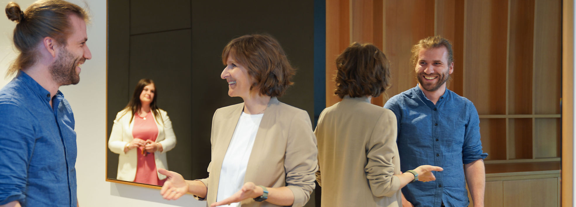Employer Branding Fotografie München - drei Mitarbeiter im Gespräch