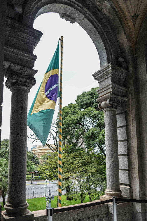 Flagge Brasiliens weht im Hintergrund eines Gebäudes