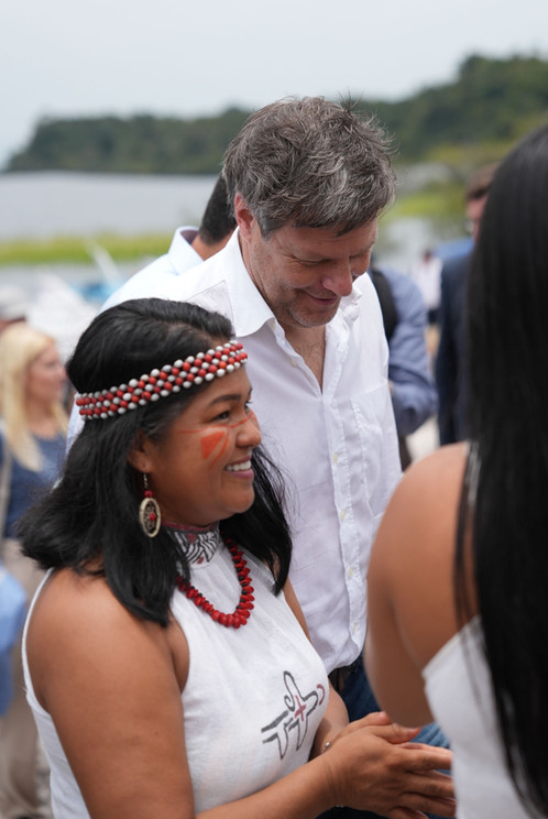 Indigene Frau und Robert Habeck