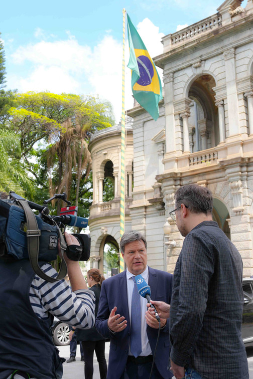 Vizekanzler gibt Interview vor Brasilien Flagge
