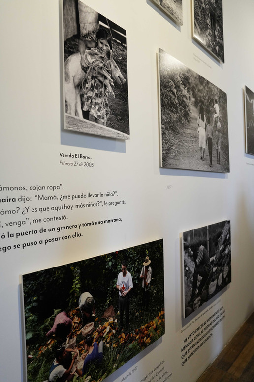 Ausstellungswand mit mehreren Schwarz-Weiß-Fotografien