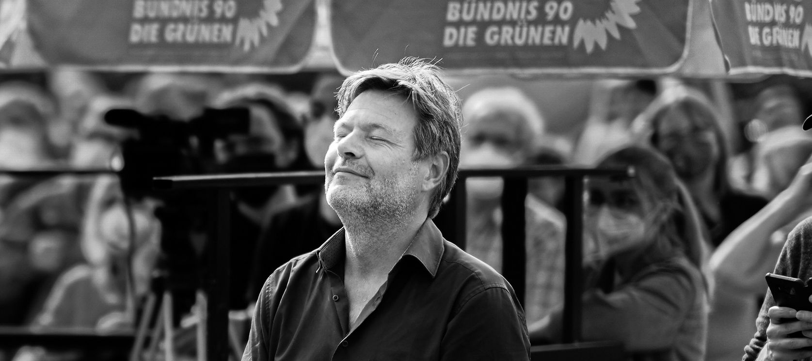 Reportagefoto - Portrait Robert Habeck vor Wahlkampfplakat der Grünen