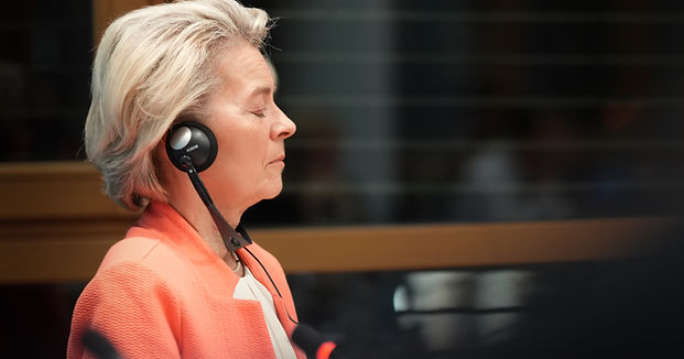 Ursula von der Leyen konzentriert sich mit geschlossenen Augen - Reportagefoto Politikerin