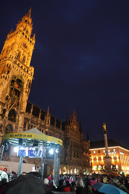 Münchner Rathaus und Mariensäule bei Nacht mit Veranstaltungszelt