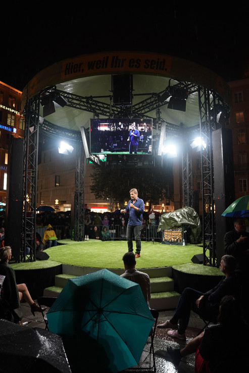 Robert Habeck auf einer Bühne in der Nacht
