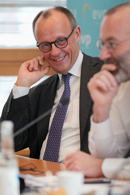 Friedrich Merz lacht