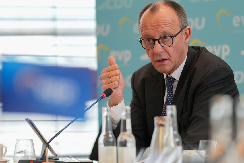 Friedrich Merz spricht konzentriert.