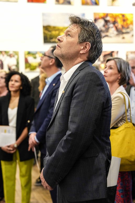 Robert Habeck blickt nach oben in einer Ausstellung.
