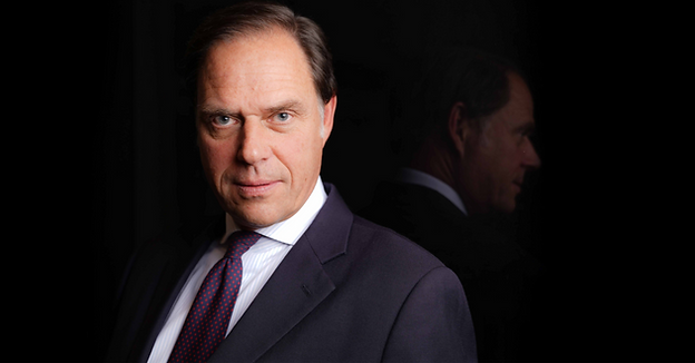 Businessfoto eines Top Managers - Vorstand steht vor schwarzer Glasscheibe