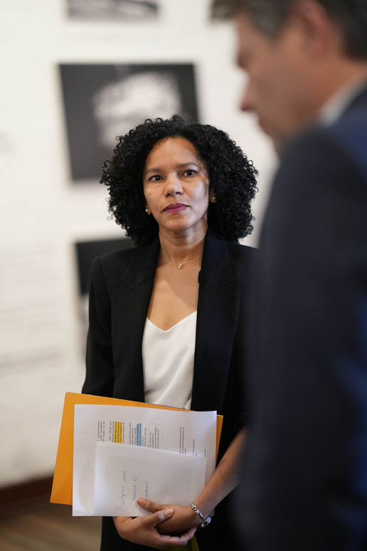 Frau im Blazer hält Dokumente