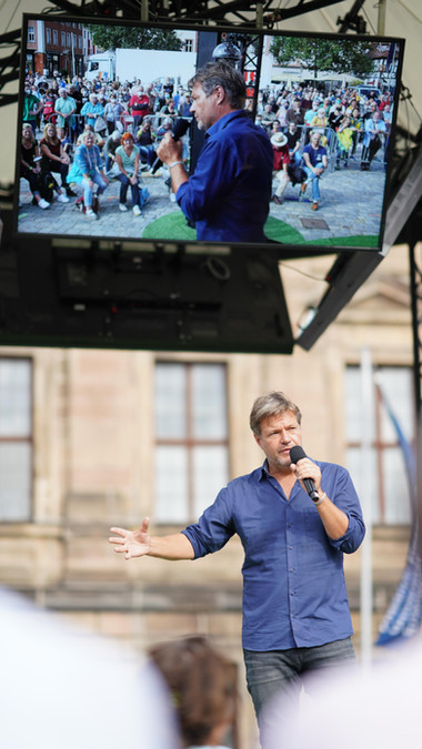 Robert Habeck spricht bei einer Veranstaltung in ein Mikrofon.