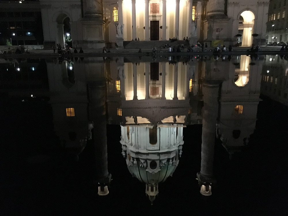 ウィーン カールス教会の夜景 ウィーンから夜行バスでベネチアへ