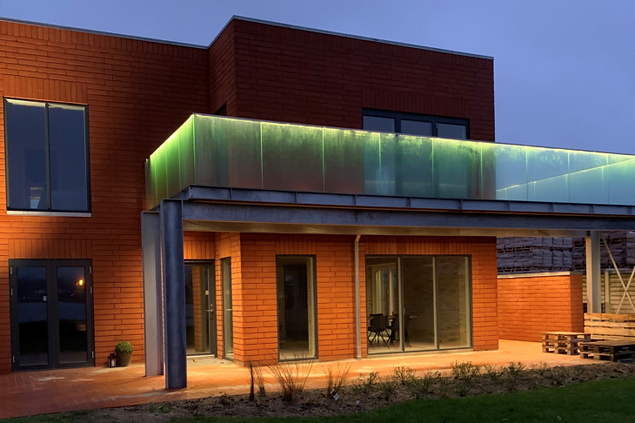 Showroom Cleantech House im Abendlicht