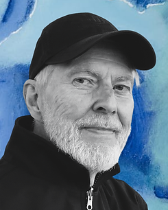 Gunder Forss ler i svartvitt foto iklädd i keps med blå konst i bakgrunden.png