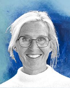 Malin Wästlund porträttbild mot blå målad bakgrund.png