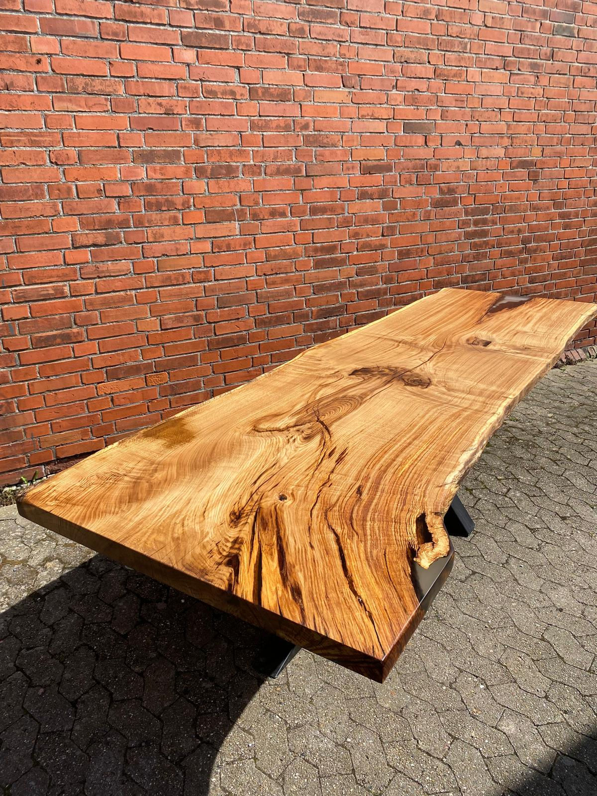 XXL Esstisch Eiche massiv, Baumkante, Epoxidharz Risse, geölt, Spider Tischgestell Metall, handgefertigt, Unikat Holztisch
