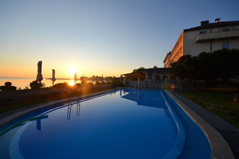 Sonnenuntergang am Pool
