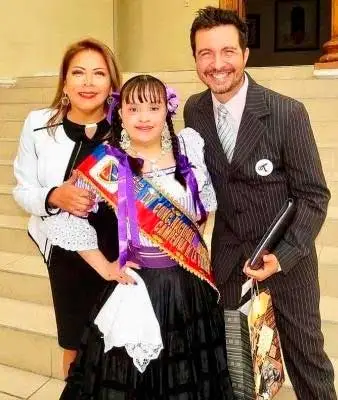 Fernando recoba junto a una bailarina con síndrome de down en México